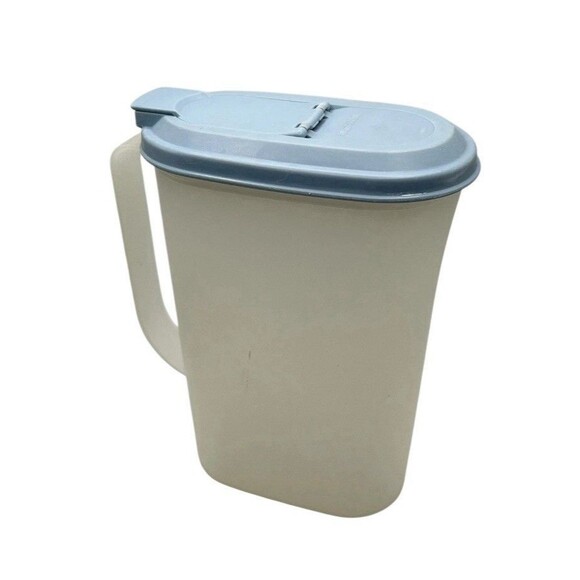 Tupperware Slim Line 2 Quart Pitcher 2009C-1 W/ Blue Flip Top Lid 2010B-1 USA - Picture 1 of 5